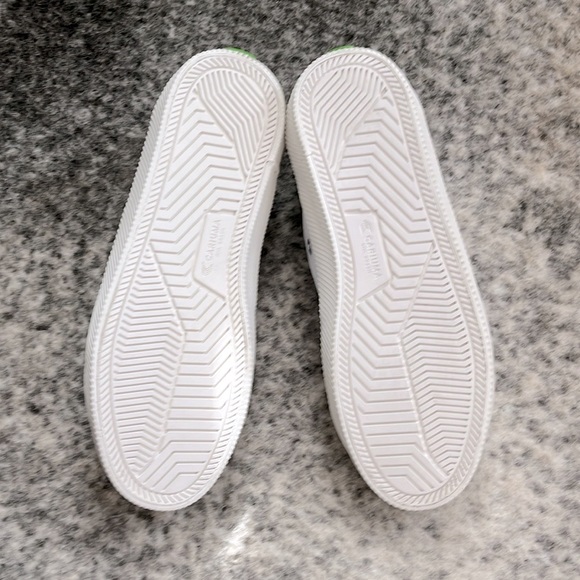 Cariuma Men’s CATIBA Low Off White Leather & Ice Suede Sneaker - Picture 11 of 11